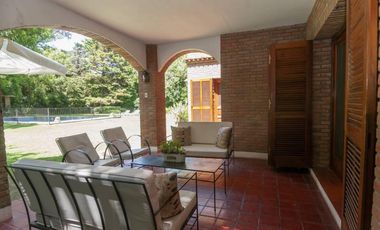 Casa con gran jardin y pileta -  Lomas Schoenstatt