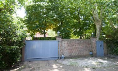 Casa con gran jardin y pileta -  Lomas Schoenstatt