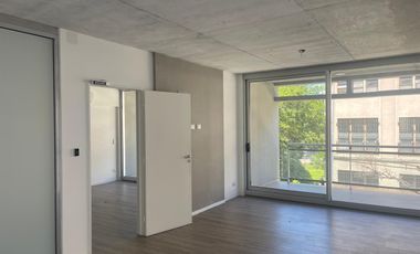 Excelente oportunidad oficina en alquiler con division y cochera en Distrito Quartier.