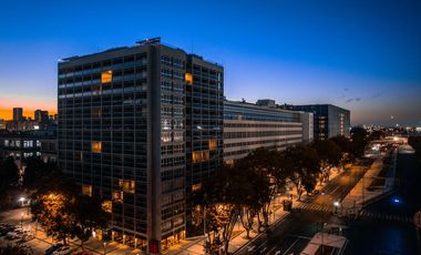 Excelente oportunidad oficina en alquiler con division y cochera en Distrito Quartier.
