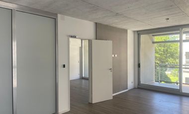 Excelente oportunidad oficina en alquiler con division y cochera en Distrito Quartier.