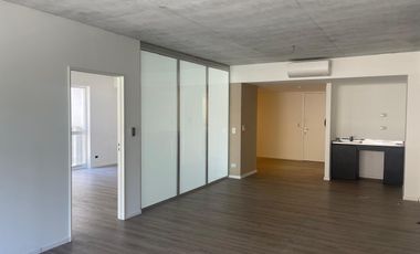 Excelente oportunidad oficina en alquiler con division y cochera en Distrito Quartier.