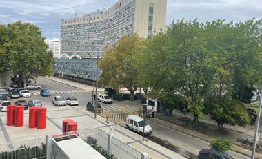 Excelente oportunidad oficina en alquiler con division y cochera en Distrito Quartier.