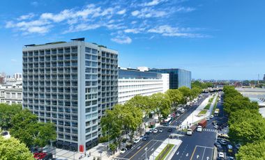 Excelente oportunidad oficina en alquiler con division y cochera en Distrito Quartier.