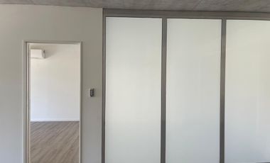 Excelente oportunidad oficina en alquiler con division y cochera en Distrito Quartier.