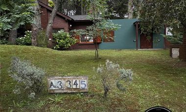 Casa a la venta en Costa del Este - Av. 3 entre Orquídeas y Violetas  al 345