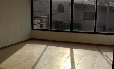 Amplia casa en desniveles: Seguridad 24/7, jacuzzi y ubicación privilegiada
