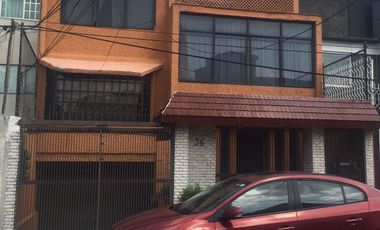 Amplia casa en desniveles: Seguridad 24/7, jacuzzi y ubicación privilegiada
