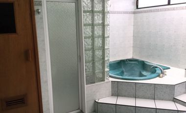 Amplia casa en desniveles: Seguridad 24/7, jacuzzi y ubicación privilegiada