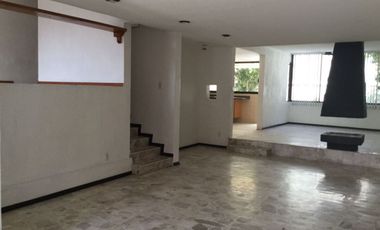 Amplia casa en desniveles: Seguridad 24/7, jacuzzi y ubicación privilegiada