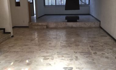 Amplia casa en desniveles: Seguridad 24/7, jacuzzi y ubicación privilegiada
