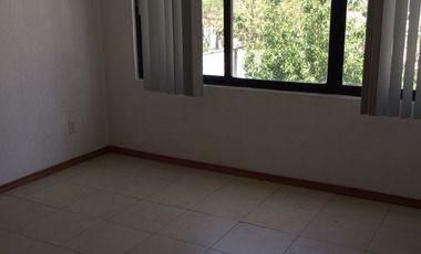Amplia casa en desniveles: Seguridad 24/7, jacuzzi y ubicación privilegiada