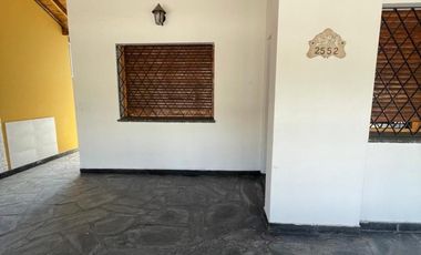Casa de tres ambientes en alquiler, APTO COMERCIAL