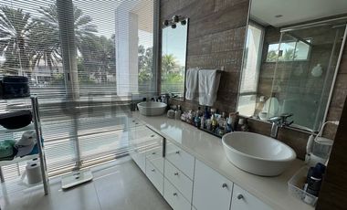 Vendo casa amplia en Isla Mocoli con vista al lago