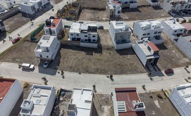 Terreno en venta en Fraccionamiento Adamar dentro de coto con seguridad