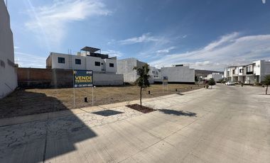 Terreno en venta en Fraccionamiento Adamar dentro de coto con seguridad