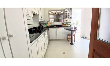 Venta Casa en El Poblado Alto con Jardín Privado y Espacios Amplios