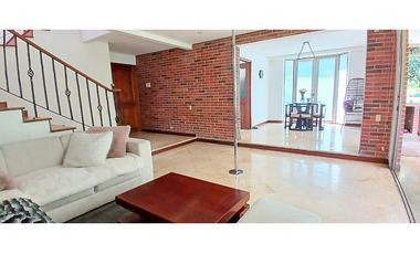 Venta Casa en El Poblado Alto con Jardín Privado y Espacios Amplios