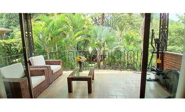 Venta Casa en El Poblado Alto con Jardín Privado y Espacios Amplios