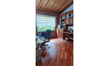 Venta Casa en El Poblado Alto con Jardín Privado y Espacios Amplios