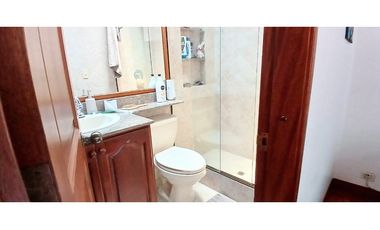 Venta Casa en El Poblado Alto con Jardín Privado y Espacios Amplios