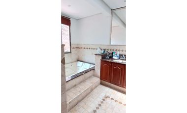 Venta Casa en El Poblado Alto con Jardín Privado y Espacios Amplios