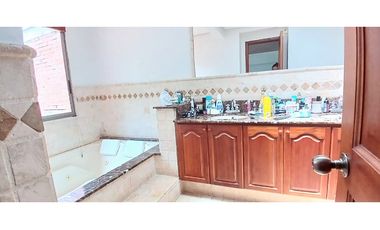 Venta Casa en El Poblado Alto con Jardín Privado y Espacios Amplios