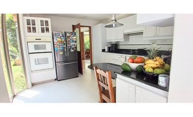 Venta Casa en El Poblado Alto con Jardín Privado y Espacios Amplios