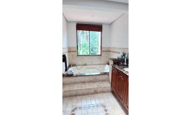 Venta Casa en El Poblado Alto con Jardín Privado y Espacios Amplios