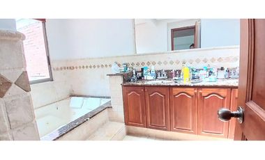 Venta Casa en El Poblado Alto con Jardín Privado y Espacios Amplios