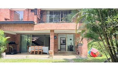Venta Casa en El Poblado Alto con Jardín Privado y Espacios Amplios