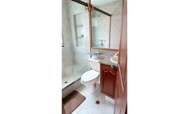Venta Casa en El Poblado Alto con Jardín Privado y Espacios Amplios