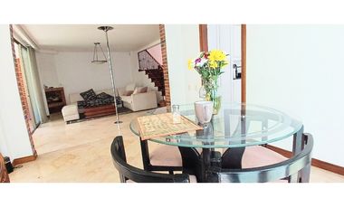 Venta Casa en El Poblado Alto con Jardín Privado y Espacios Amplios