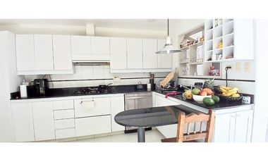 Venta Casa en El Poblado Alto con Jardín Privado y Espacios Amplios