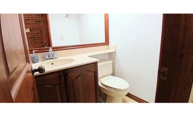 Venta Casa en El Poblado Alto con Jardín Privado y Espacios Amplios