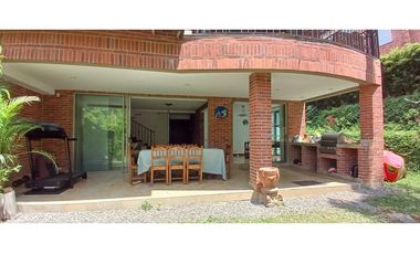 Venta Casa en El Poblado Alto con Jardín Privado y Espacios Amplios