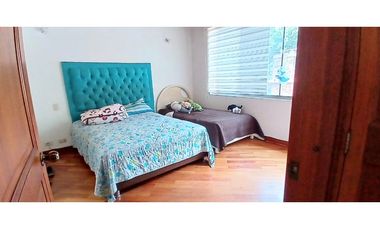Venta Casa en El Poblado Alto con Jardín Privado y Espacios Amplios