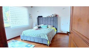 Venta Casa en El Poblado Alto con Jardín Privado y Espacios Amplios