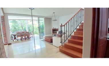 Venta Casa en El Poblado Alto con Jardín Privado y Espacios Amplios