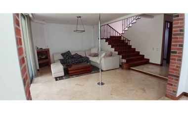 Venta Casa en El Poblado Alto con Jardín Privado y Espacios Amplios