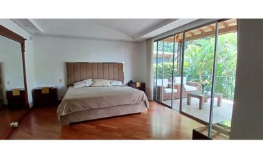 Venta Casa en El Poblado Alto con Jardín Privado y Espacios Amplios