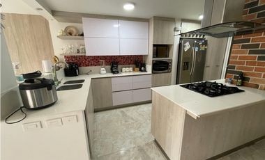 VENTA DE AMPLIA CASA EN ITAGUI - SECTOR SURAMERICA