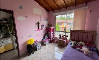 VENTA DE AMPLIA CASA EN ITAGUI - SECTOR SURAMERICA