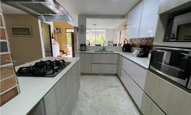 VENTA DE AMPLIA CASA EN ITAGUI - SECTOR SURAMERICA
