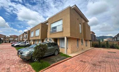 Hermosa casa esquinera para venta en Chía