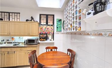 Venta de amplia casa con terraza en el Poblado 