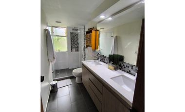 Venta de amplia casa con terraza en el Poblado 