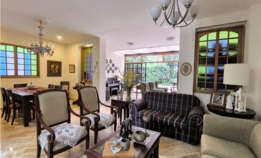 Venta de amplia casa con terraza en el Poblado 