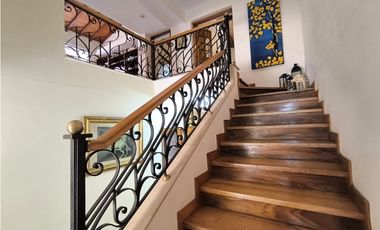 Venta de amplia casa con terraza en el Poblado 