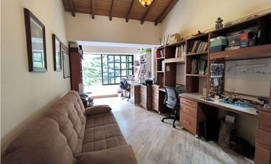 Venta de amplia casa con terraza en el Poblado 